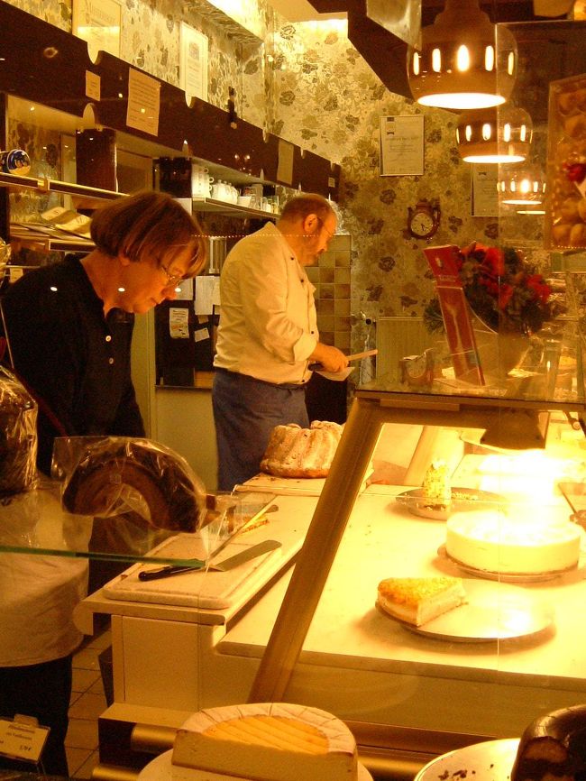 マイン川から戻り、再びレーマー広場へ。<br />広場周辺のお店の中で、かわいいお菓子屋さんを発見。<br />バームクーヘンやクグロフを切り売りする風景にドイツらしさを感じる。<br />大柄なムッシュとマダムがいいを出していた。