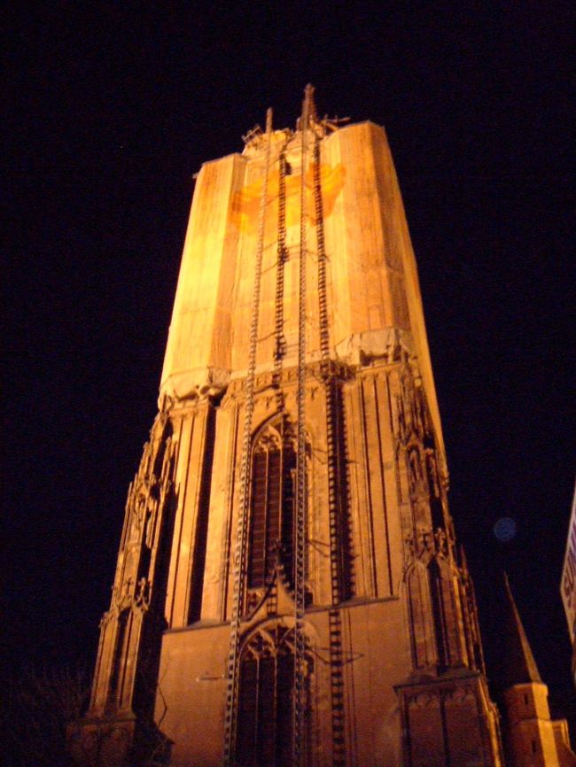 すっかり闇に包まれたフランクフルトの街。<br />オレンジ色にライトアップされた大聖堂が、荘厳な姿をたたえいていた。<br />でもこの大聖堂、残念ながら修復中だった。<br />現在、フランクフルトではドイツワールドカップに向けての大規模な修復があちこちで行われているそうだ。