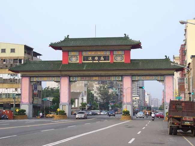 翌日（８月２９日）、友達伊堅さんを中心とした３人と韓国焼き肉を食べて行った。行き道でついでに高雄港の大門やその周辺を巡って来た。彼達に少々待たせて、ごめん！！
