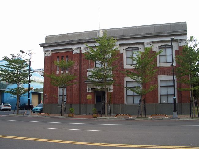 大正３年（１９１４）このバロック式の二階建ては最初に、港務局のオフィスとして建てられ、２００２年からやっと高雄港港史館になって高雄開港以来の１５０年間の歴史を書き記します。今回は時間がなかったので、中に参観しなかった。