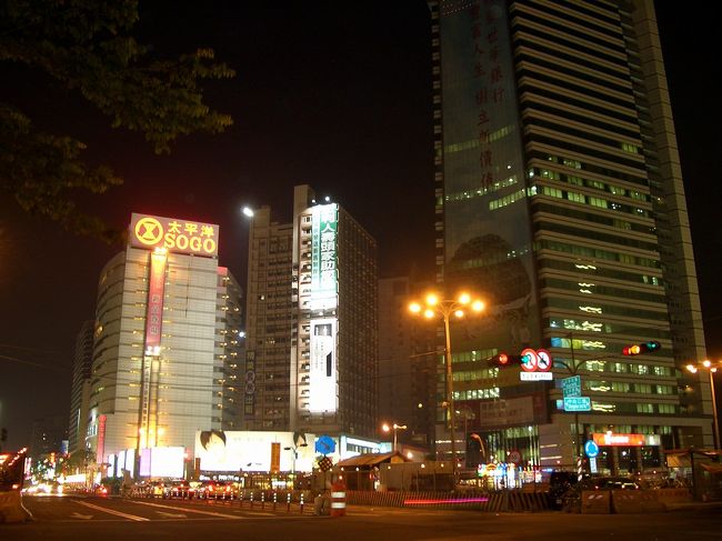 晩ご飯の後、ここに買い物に来た。高雄の繁華街である三多路はこう見えました。メトロを造っているから、ちょっとばらばらになっている..