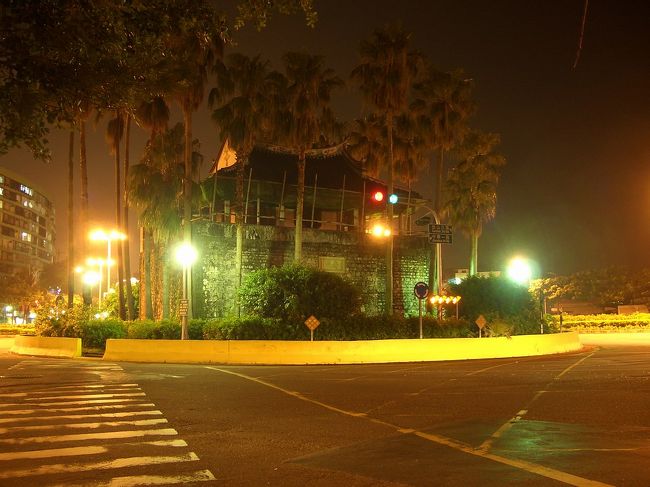 左営は昔、鄭成功の軍隊が駐在したから名乗られて、台湾のお城元祖という鳳山県旧城もそこにあります。高雄に滞在期間の思い出を作るために、度々あっちこっち写真を撮り回りました。次は鳳山県旧城の南門にやって来たんだ。