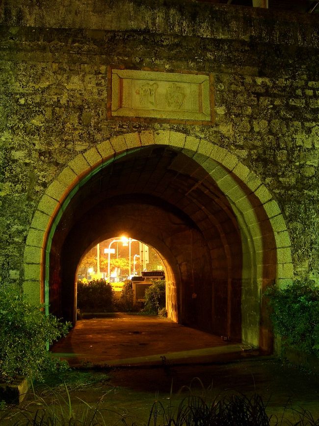 朱一貴事件という台湾独立戦争が終わった一年後の康煕６１年（１７２２）、清国はもっと台湾を治めることを補強ために、禁令を破って台湾の最も古いお城を建てていた。この写真は城内から南門を撮影。