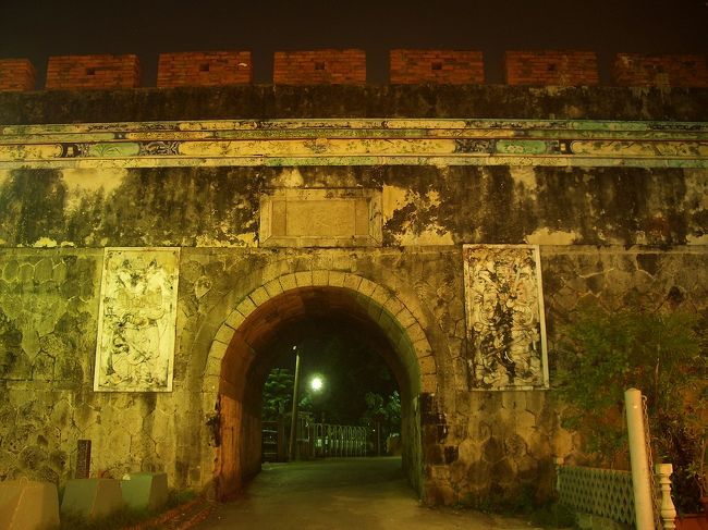 城壁に沿って乗ったと北門に到着。この城門の上にある門神の浮き彫りはもうどこでも見えないはずだね。