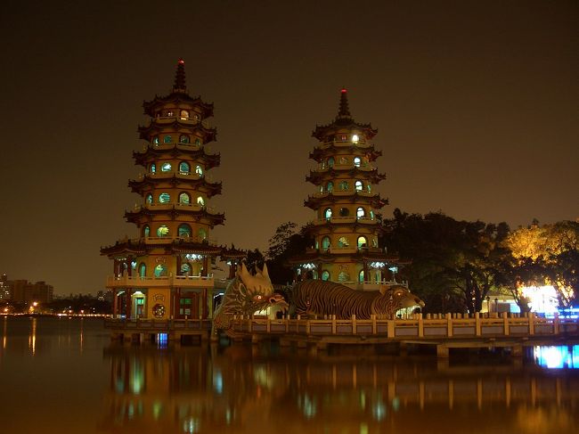 更に北へ行ったとご存知の蓮池潭の竜虎塔に着きました。竜虎塔の夜景もちょう綺麗！