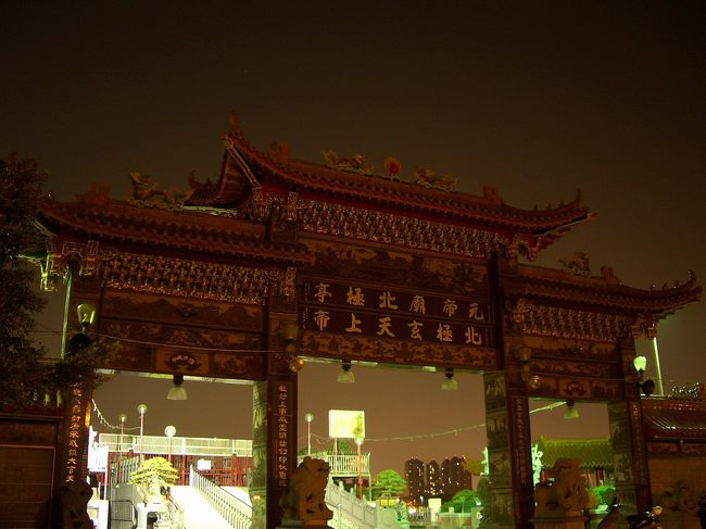 そして湖岸に沿ってなかなか有名な元帝廟に来ました。