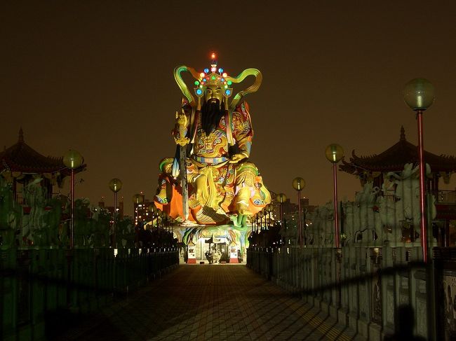 これぞ、東南アジアで一番高い水上神像という元帝廟の玄天上帝像です。玄天上帝が蓮池潭の周りに出没した妖怪を滅ぼした伝説があるので、今までも左営区の護区主神と思われます！