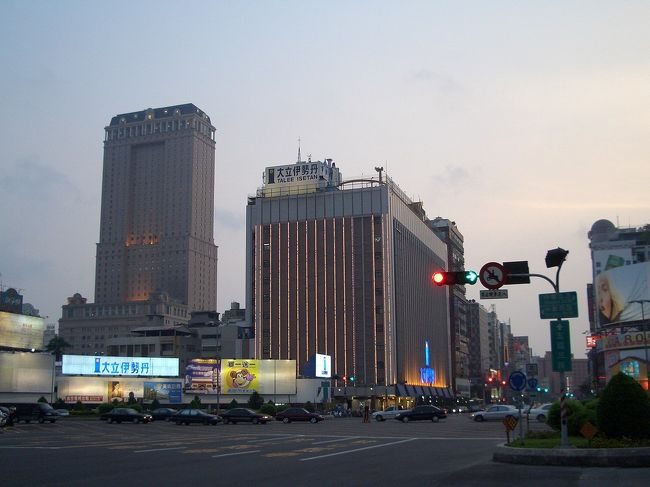 ２日後の夕方、６年振りの友達に誘われて食事して出掛けた。彼達を待った間に少しの時間を利用し、レストランの近所である大立伊勢丹デパートや漢神デパート（漢来大飯店）を撮りました。