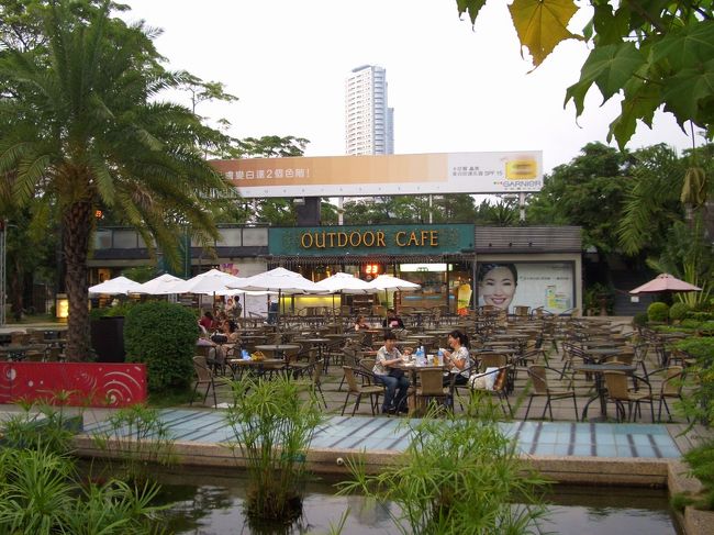 城市光廊のアウトドアカフェにて。週末じゃなかったので、お客さんが少なかった。でも通り過ぎた人はいっぱい！