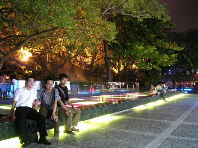 僕の前にいる友達二人があの日の夕食料金を払ってくれて本当に感謝しました！！そしてまた城市光廊に戻って一緒に記念写真を撮りました。