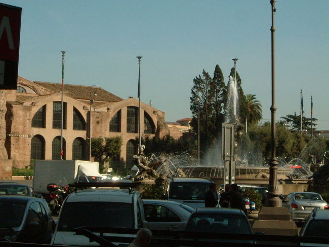 12時30分。ローマに到着。まず真っ先に向かったのは共和国広場。<br />映画「ローマの休日」で王女が逃げ出して最初にたどり着いたのが、ここにあるナイアディの噴水だったとか。<br />おぼろげにしか思い出せないので、再びDVDを借りなくては、と感じた。