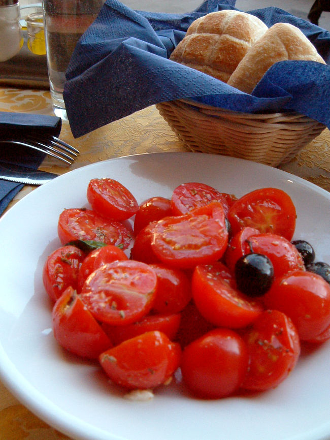 共和国広場を取り囲む建物のうち、ローマ三越の側にあるオープンテラスのトラットリア「piccarozzi」でランチを食べることに。<br />ここが大当たりだった! <br />特におすすめの、このトマトサラダは3〜4ユーロ程度。<br />見た目の美しさもさることながら、味も抜群! <br />トマトそのものの濃い味を存分に引き立てるシンプルな味付けが最高だった。