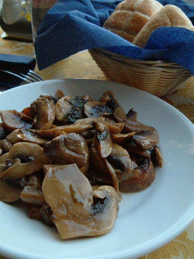 同じお店で頼んだマッシュルームのソテー。<br />こちらも肉厚でジューシー。味付けも濃すぎずきのこの美味しさが十分感じられた。<br />これも3〜4ユーロ程度と安い。