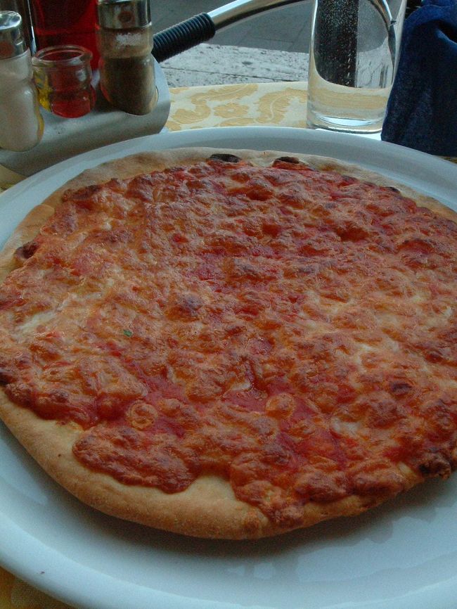 さらに、ピッツァ。<br />ここではピッツァのメニューがこれ一種類しかない。珍しい。<br />ローマ風の薄いピッツァではなく、カリカリと噛みごたえのあるクリスピーな生地に、コクのあるトマトソースとチーズが乗っただけのシンプルなもの。<br />でも、不思議なうまみがあり、これまでイタリアで食べたことのないハマる味わいだった。<br />ちなみに、この店には日本語メニューがある。<br />さすがローマ三越の近くだけのことはある。<br />でも日本人の姿は全然見られなかったので、快適な食事が楽しめた。