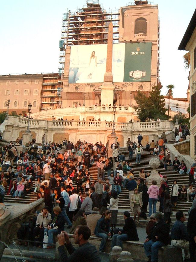 食事を済ませ、少し買い物をしたあと、向かったのはトレビの泉、そしてスペイン広場。<br />夏に訪れたときは暑くて誰もいなかったスペイン階段に、たくさんの人が座っていたので、ようやくイメージ通りのスペイン広場の雰囲気を楽しむことができ満足だった。<br />せっかくなので広場目の前のバール、バルチャッカでジェラードを買って、ベタなローマらしさに浸ってみた。