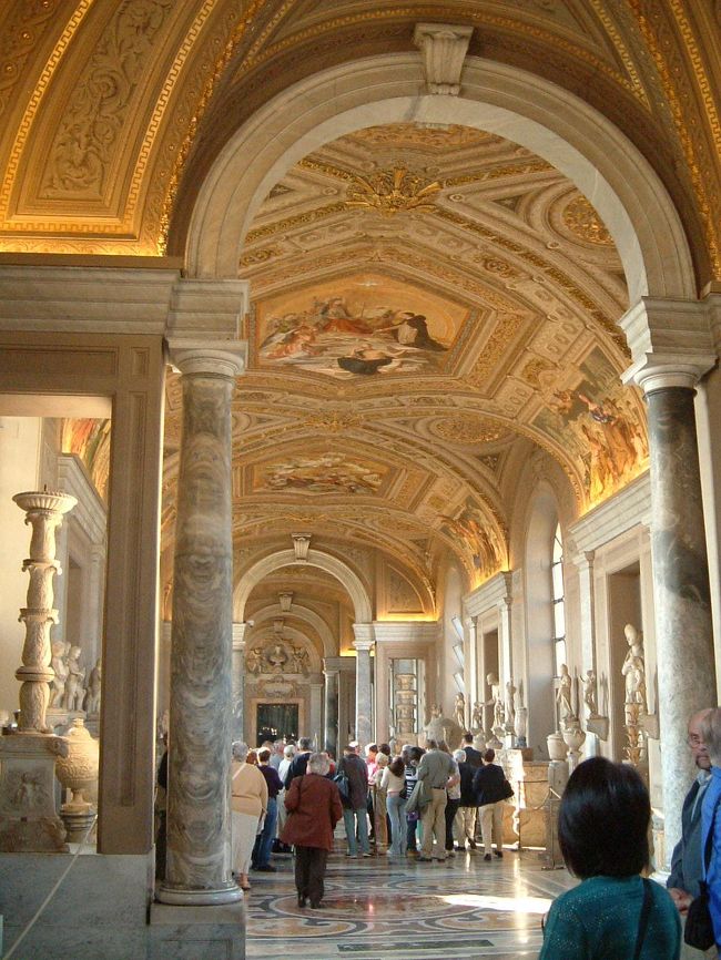 ローマ2日の午前。<br />まず真っ先に向かったのがバチカン美術館。<br />長蛇の行列を少しでも免れるために、開館時間の30分前に並び始める。<br />既に入り口には50mほどの列が出来ていた。<br />でも以前通りがかった時は、その4倍くらいの行列になっていたので、早めに出て正解だったと安堵する。<br />結局、開館の8時45分から遅れることわずか10分で入場ゲートにたどり着くことができた。<br /><br />ここで約2時間の芸術鑑賞。<br />やはり全くもって時間は足りなかった。<br />でも限られたローマ滞在の中で見たい場所はまだほかにもあったので、走りばしりでバチカンをあとにする。
