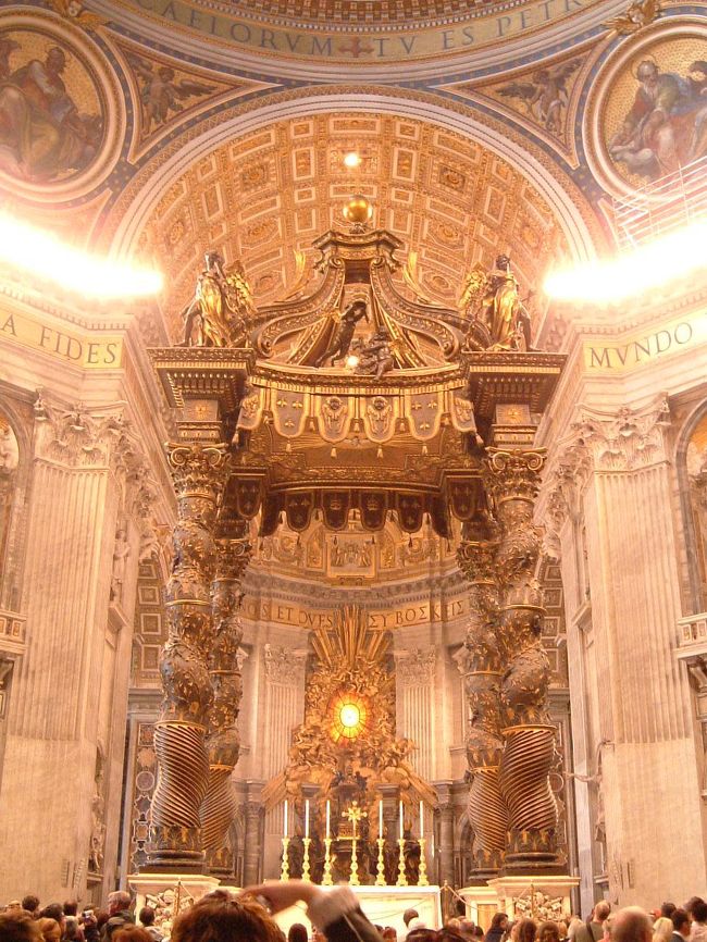 続いて向かったのはサンピエトロ寺院。<br />真っ青な空をバックに建つ巨大な白亜の大聖堂は、さすがに堂々としたたたずまい。<br />内部はきらびやかな装飾があちらこちらにほどこされ、荘厳な雰囲気。<br />あまりの巨大さに圧倒されていると、聖歌隊の清らかな歌声が聞こえて来た。<br />祭壇の前方には大勢の人だかりができている。<br />何が行われているんだろう?と、背の高い外国人の合間を縫って前の方に進んでみると、なんとそこにはローマ法王の姿があった。<br />品のある穏やかな口調の説法が寺院内に響き渡る。<br />あとで聞いたところによると、私たちは1年にたった1度、法王が一般人の前に現れる日にあたったらしい。<br />この先一生ありえないであろう幸運に、いつまでも興奮が冷めやらなかった。