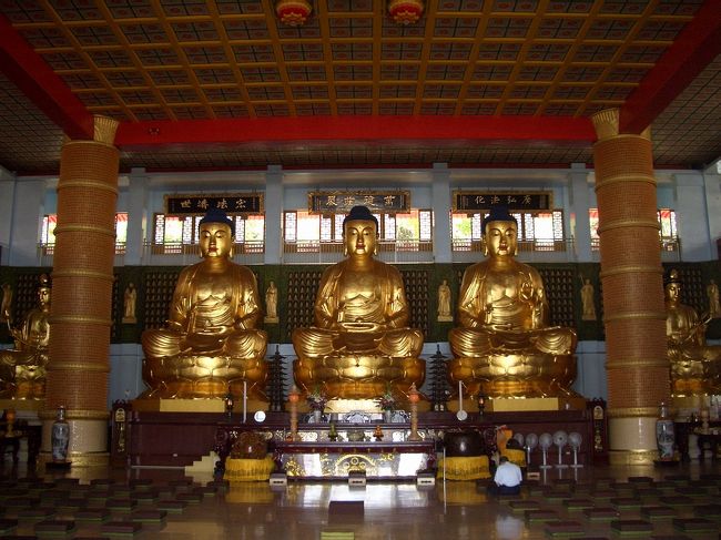 拝殿内の三宝仏.. 薬師仏、釈迦牟尼仏と阿弥陀仏に見参！