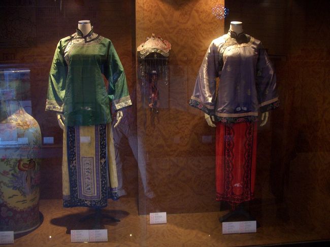 中に入ったと色んな古い文物を見学しました。客家の金持ち女性のかぶりものや着物も綺麗でしょう？