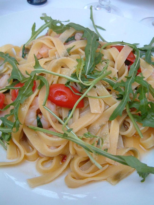 サンピエトロ広場をあとにし、早めのランチを食べることに。<br />サンタンジェロ城方面に伸びるPio通りには、多数のリストランテやトラットリアが軒を連ねている。<br />選んだのは、「地球の歩き方」に載っていた「Tazverna Tre Pupazzi」。<br />前日に味をしめたトマトサラダと、エビとルッコラのタリアテッレ、ミラノ風カツレツをオーダーする。<br />しかし、イタリアで初めて美味しくないパスタにあたってしまった！<br />エビもルッコラも主張が強く単独では美味しいのだが、これが合わさるとビミョーな味わいになる。<br />しかもソースがきちんとできていないのか、かなり水っぽかった。<br />ほかの料理はとてもおいしかったので、ほかのパスタならおいしかったのかもしれない。<br />今回は2人旅だったので、1回の旅で食せる料理の数は非常に少ない。<br />その貴重な機会が残念なものになってしまい、非常に悔しかった。。