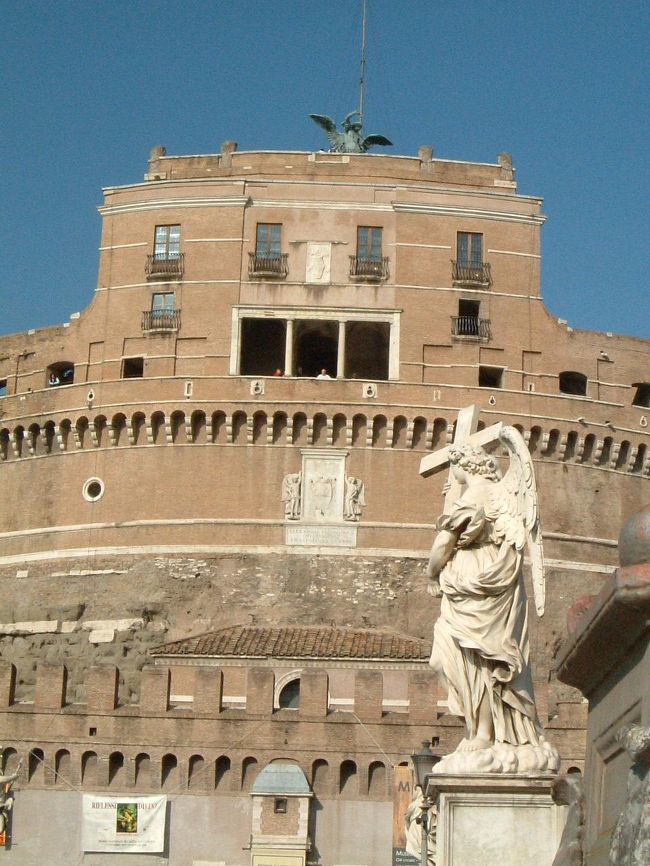 気を取り直して、サンタンジェロ城へ。<br />青空をバックに誇らしげに建つ城の堂々とした姿を橋から眺めた。<br /><br />その後、次の目的地、コロッセオを目指す。<br />1日フリー切符（4ユーロ）を買っていたので、まずはヴィットリオエマヌエーレ2世通へ出てバスに乗り、ヴェネツィア広場で乗り換えてコロッセオへと向かった。