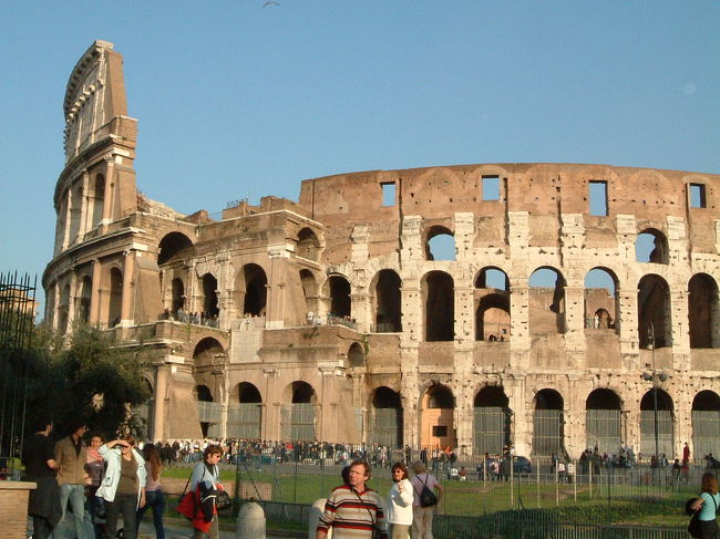 バスを降り、コロッセオに到着。<br />前回来た時は暑くて疲れ果てて入場しなかったので、今回は勇んで内部へ入場する。<br />さほど混んでいない印象だったが、セキュリティチェックを経て内部へ入ったところに長い行列が出来ていた。<br />結局、約30分ほど並んでようやくチケットを購入し、中に入ることができた。<br /><br />地元のサッカースタジアムよりもずっと巨大な競技場に、ローマ帝国の圧倒的な力を思い知る。<br />崩れ去った場所と、残っている場所を繋ぎ合わせて、在りし日の壮大な姿を想像してみた。<br />2階から眺めるフォロロマーノの姿もまた、壮大で美しかった。