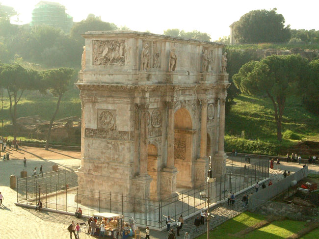 コロッセオをあとにし、本日のメインイベント、フォロロマーノへと向かう。<br />まずは、コンスタンティヌス帝の凱旋門を見学。<br />ナポレオンが唯一フランスに持ち帰れなかったものが、このローマ最大の凱旋門だったとか。<br />これをモデルにパリの凱旋門を作ったと言う話から、いかにすごいものだったのかを実感できる。