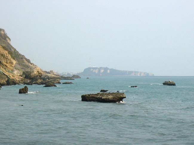 翌日、あるいは第四週の一日目と言ってはいいかもしれない、叔父さんを中心人物として５人の男達はカニを漁るために、また高雄市の最西端であるビーチへ行きました。巨岩の上から南へ望んだと旗津がよく見えました。