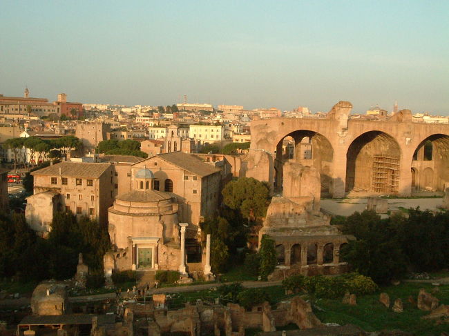 パラティーノの丘の上にあるファルネジアーニ庭園から、フォロロマーノ全体を見下ろす。<br />地図で見るよりもずっと長く続くフォロロマーノの規模の大きさに圧倒される。<br />3回に分けて全体をおさめるパノラマ写真を撮ってみたものの、実際に目で見た感動は伝えきれなさそうだったので、しっかり心に刻み込むことにした。