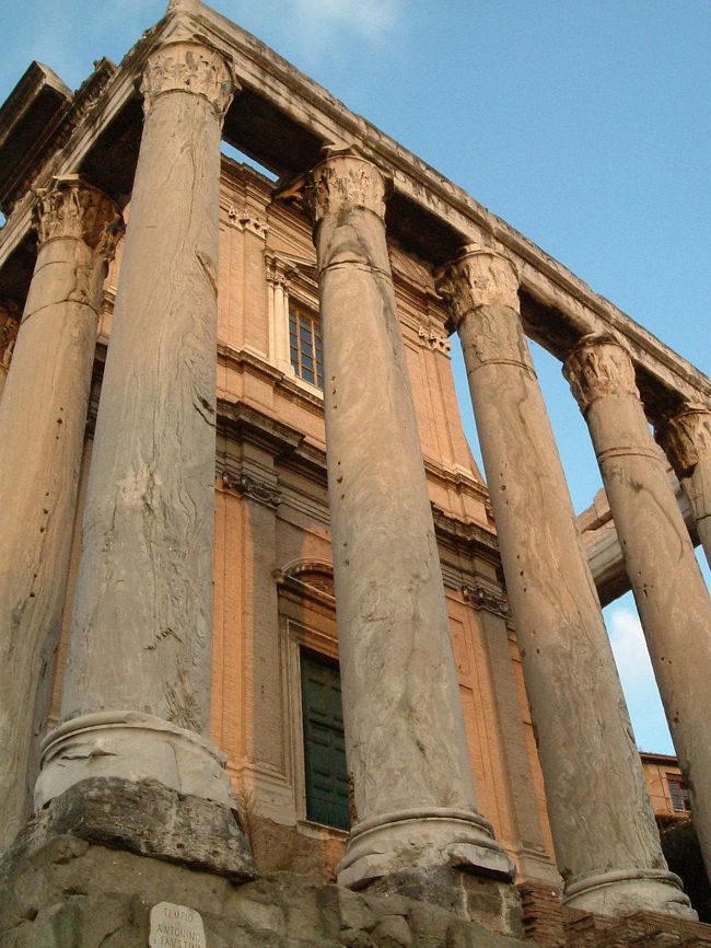再びフォロロマーノに降りて散策を続ける。<br />これは、2世紀にアントニヌス帝が妻のファウスティーナのために建造したという神殿。<br />11世紀、この神殿の列柱の背後に教会を建てたため、古代と中世の建築様式がミックスされた珍しい形の建物になったとか。