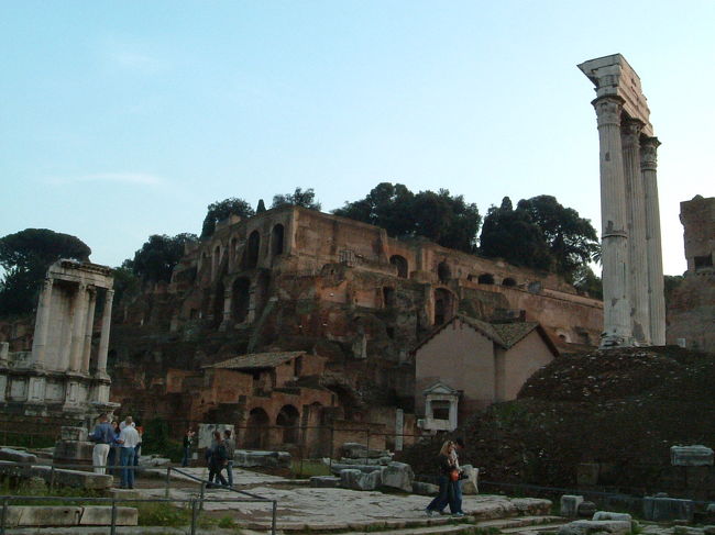 左奥の列柱は、巫女たちが燃え続ける火を守り続けていたという、ヴェスタの神殿。<br />右手前の列柱は、双子神に捧げたカストルとポルックスの神殿。<br />どちらも、列柱の大きさから、いかに巨大な神殿だったか伺える。<br />しかしこの柱、よく倒れずに残っているものだ。