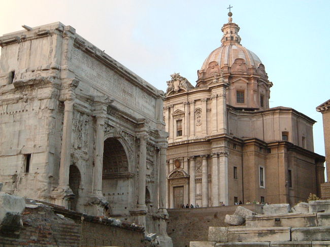 203年に建立された、セウェルス帝の凱旋門。<br />ローマ最大というコンスタンティヌス帝の凱旋門よりもなぜか大きく見えるのは、そこに施された細やかな彫刻があまりにも見事なせいかもしれない。<br /><br />ちょうどここまでたどり着いた頃、上の方からピーっというけたたましい笛の音と、イタリア語で何やら叫んでいる女性の声が聞こえてきた。<br />時計を見ると16時30分。どうやら、閉園時間が近付いたらしい。<br />あわてて、階段を上り、フォロロマーノをあとにした。