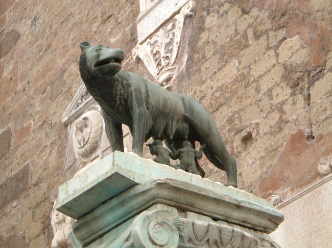 カンピドーリオの丘の上、市庁舎の脇にぽつんと立っているこの像。<br />ロムロスとレムスがオオカミに助けられたという伝説を示している。