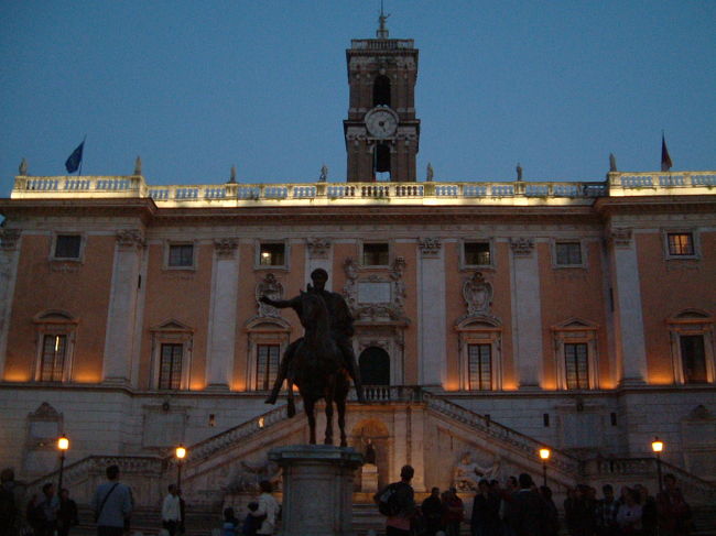 カンピドーリオ広場は、ミケランジェロがその設計に携わっている。<br />と言っても、完成したのは彼の死後400年も経ってからだったらしい。<br />限りあるスペースをいかすために階段側を狭く、広場側を広くした台形の形がおもしろい。<br /><br />ちょうどいい具合に夜空が青い闇に包まれ始めてきた。