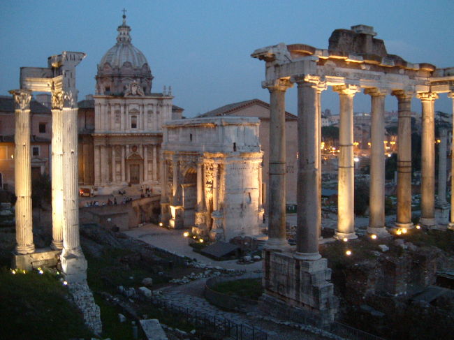 市庁舎を正面に右手と左手の両方に、フォロロマーノが一望できるスポットがある。<br />どちらも暗くなる前から場所取りをしている観光客や地元のカップルの姿が目立った。<br />個人的には、どちらかと言えば向かって右手の方がダイナミックな風景が楽しめるように思う。<br /><br />刻一刻と暗くなるにつれ、ライトアップされた遺跡が美しく輝いていく。<br />数々の素晴らしい夜景をみたことがあったけど、これだけ古い遺跡のライトアップは初めてだったので、感慨深いものがあった。