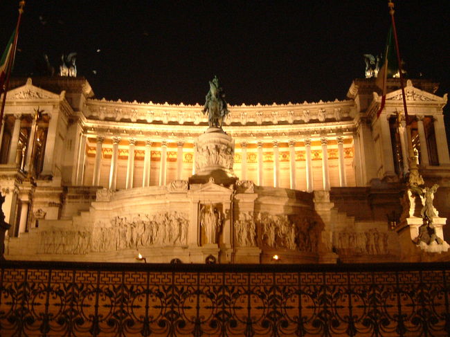続いて、ヴェネツィア広場に移動し、ヴィットリオ エマヌエーレ2世記念堂の夜景を楽しむ。<br />イタリア統一の立役者である初代国王、ヴィットリオ エマヌエーレ2世の偉業を記念して立てられた。<br />1911年完成という比較的新しい建物だけに、若干周囲の風景にとけ込めきれていない感があるが、それでもその迫力はものすごいものがある。<br />おそらくローマで最も威圧的な建物なのではないだろうか。