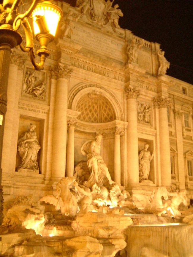 ヴェネツィア広場から、コルソ通りを北上する。<br />コルソ通りはモダンなショップが立ち並び、にぎやかな雰囲気。<br />途中、デパートのリナシェンテでお土産を買い、トレビの泉へ向かった。<br />前日に見た昼間の姿とはまた違った美しさ。<br />でも混雑は昼間となんら変わらない。<br />