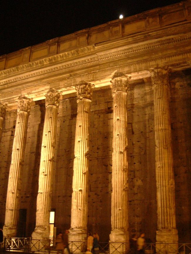 ピエトラ広場にある145年に建てられたハドリアヌス帝の神殿跡。<br />11本もの大理石で出来たコリント式列柱がしっかり残っている。<br />現在は証券取引所として使われているらしい。<br />あまりの規模に、パンテオンと勘違いしてしまった。