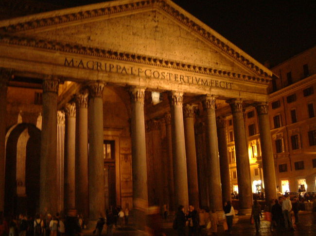 今度こそ本物のパンテオン。<br />118年に建てられたもので、数ある古代ローマ建築の中で最も完全な姿を今に伝える建造物なのだとか。<br />こちらを見ると、やはり先ほどの神殿とは段違いの規模に納得する。<br /><br />パンテオンが立つロトンダ広場のリストランテでは、少し肌寒いにも関わらず、イタリア人たちがテラス席でにぎやかに食事を楽しんでいた。<br />本当はこの輪に混じりたかったが、ホテルが遠いこともあり、あまり遅くなると怖いので、泣く泣く足早に立ち去ることにした。<br /><br />ホテルまで帰るには、まず地下鉄に乗る必要がある。<br />そこで比較的大きな通りに出て、とりあえずバチカン方面のバスを探した。<br />すると、カブール広場行きのバスが来たので飛び乗り、そこからA線レバント駅まで歩くことにした。<br />ところが、降りてみると暗さで方向感覚がなくなり、どちらに歩いたら駅があるのか全く分からなくなってしまった。<br />近くのバス停でバス待ちをしていた老婦人に地図を見せながら「ここはどこ?」と尋ねたが、フランス人だった彼女たちには全く言葉が通じない。<br />と、あせっていたところに、運良くA線チプロ駅行きのバスが来たので、またあわてて乗り込む。<br />やっとの思いで駅までたどり着き、無事地下鉄に乗ることができた。<br />ここからさらに3駅先のコルネリア駅で下車し、ホテル方面行きのバスに乗って、ようやく落ち着ける場所までたどり着くことができた。<br />交通至難な場所のホテルだと、観光の時間が減ってしまうのでよくないと改めて実感した。<br />でも、バスの路線図がなくても、乗り放題チケットがあってかつ地図さえ頭に入っていれば、どこへでも行けるということを学んだ。<br />海外旅行レベルが1レベル上がった気がした。