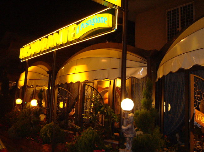 ローマ最後の食事は、ホテルから歩いてすぐの場所にあるリストランテをチョイス。<br />巨大ホテルの近くにある店だけあって、英語メニューはおろか、日本語メニューまでしっかり用意されていた。<br />が、店内を見渡すと日本人の姿は全く見受けられず、21時過ぎの店内では地元客や外国人観光客がにぎやかに食事を楽しんでいた。<br />流しのアコーディオン弾きも現れ、さらに場が盛り上がる。<br />なかなかいい雰囲気だ。<br /><br />早速、シーフードマリネ、ポルチーニのピッツァ、ローマ風ニョッキ、赤ワインをオーダーする。<br />ニョッキのみ、巨大過ぎて食べきれなかったが、あとはしっかり完食。<br />ワインも料理もすこぶる美味しく、アタリだったと実感する。<br /><br />隣りの席に座っていたブラジル人の老夫婦が英語で話しかけて来た。つたない英語だけど、一生懸命コミュニケーションを取ろうとしてくれる姿勢がうれしい。<br />私もカタコトの英語をつないで、必死に会話を続けた。<br />こうして、イタリア最後の晩餐はとても楽しく過ぎて行った。