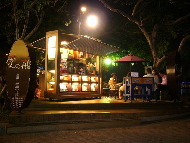 チケット売り場にて。愛之船はもちろん、愛河に走る遊覧船と簡単に理解できます！