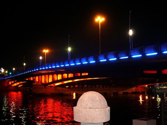 １９９８年の高雄灯会（ランタンフェスティバル）が行われた頃、フィリップス社がこの”海の目”と呼ばれる飾り灯を中正橋の両端に取り付けた。それから、毎晩の中正橋はこうなりました！