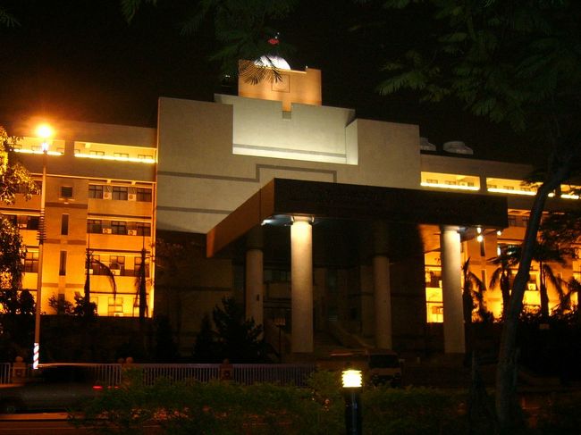 １９８８年に元高雄州庁舎を改築したと高雄地方裁判所になった。愛河のほとりに散歩して、夜の裁判所は昼間の厳しい容貌を全然感じれませんでした...