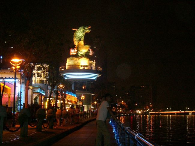 河口に向かって河岸に沿って歩いたと２００１年の高雄灯会の主灯”鰲躍竜翔”を見ました。ちょう美しかった！