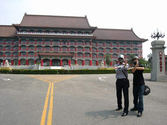９月７日の朝、友達振翔さんが軍営から出て来たので、借りたオートバイを彼に返して高雄市外の高雄県鳳山市に行きました。軍営の近くで朝ご飯を食ったと共に高雄県鳥松郷に向かってきた。鳥松郷は台湾で一番でかい野球場、蒋介石に台湾の西湖と呼ばれた澄清湖やその畔に林立する値段の高い別荘があると有名になっている。とりあえず、僕達がオートバイで方々を乗り回ったり、高雄市内へ移動したりしてた。そして東アジアで有名な円山大飯店に立ち寄ってきた。円山大飯店はね、台北だけであると思ったら、間違った考えとなります！ここはまだ市外だけど、バイクで５分ぐらいかかっても市内に届けます！では、行け！高雄のスパーマンたち！