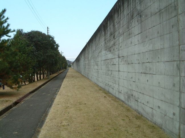 「黒羽刑務所」高さ5ｍくらいのコンクリートが施設を囲います。壁の内側には電流の通った電線が張り巡らされています。門も2重になっています。脱獄は無理！といっても、ここの刑務所の刑期は平均3.9年ちょっと我慢すれば、出所できます。