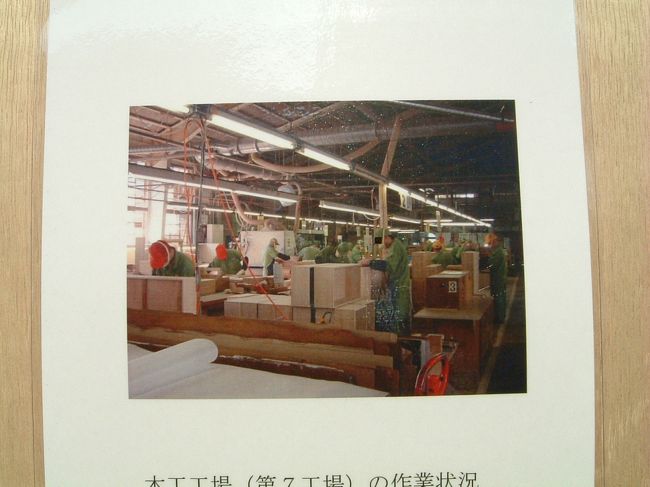 展示写真。受刑者が働く「木工工場」各種家具を製作しています。