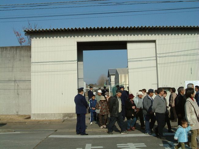 見学を終了して刑務所を出る見学者。普通の日ですと実際に受刑者がここから出てくる場合もあります。「おいっち・に、おいっち・に」と掛け声を掛け、整列して行進します。