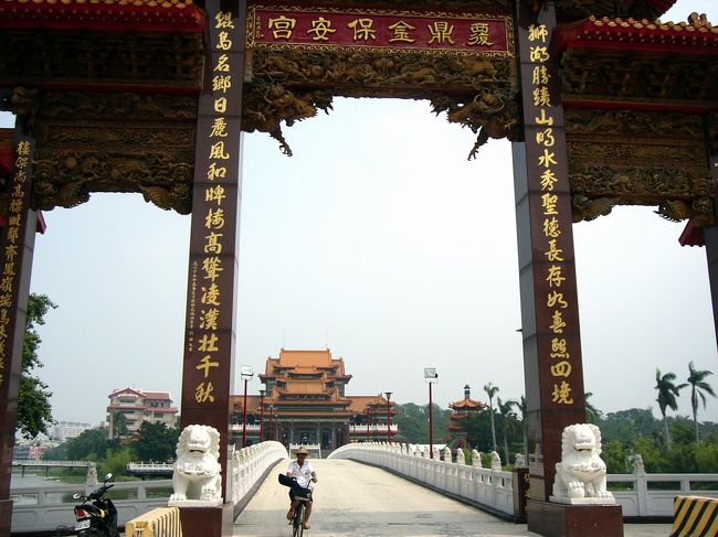 カナダへ戻るまであと３日を残すだけになったので、今明２日はなるべくまだ行かれない所を一気に巡り回る予定。円山の周りでちょっと道に迷ってもすぐ市内に戻ってきた。この金獅湖は高雄市と県との境の近くに位置するから、先にここに来ました！僕はお札を求めるために、湖畔にある覆鼎金保安宮に参って来ました...