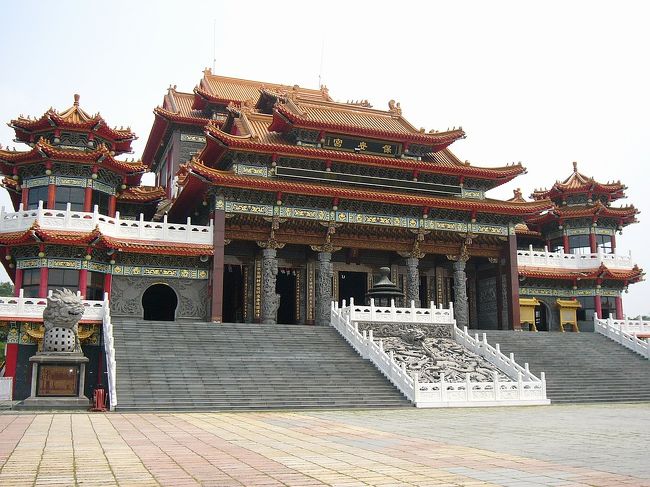 台湾で保生大帝という医薬の神を奉る廟宇は全部”保安宮”と呼ばれたって高雄市の覆鼎金保安宮はその中で神道の色が最も濃い一所という噂があります。ここの出す御札も人気ありそうです。